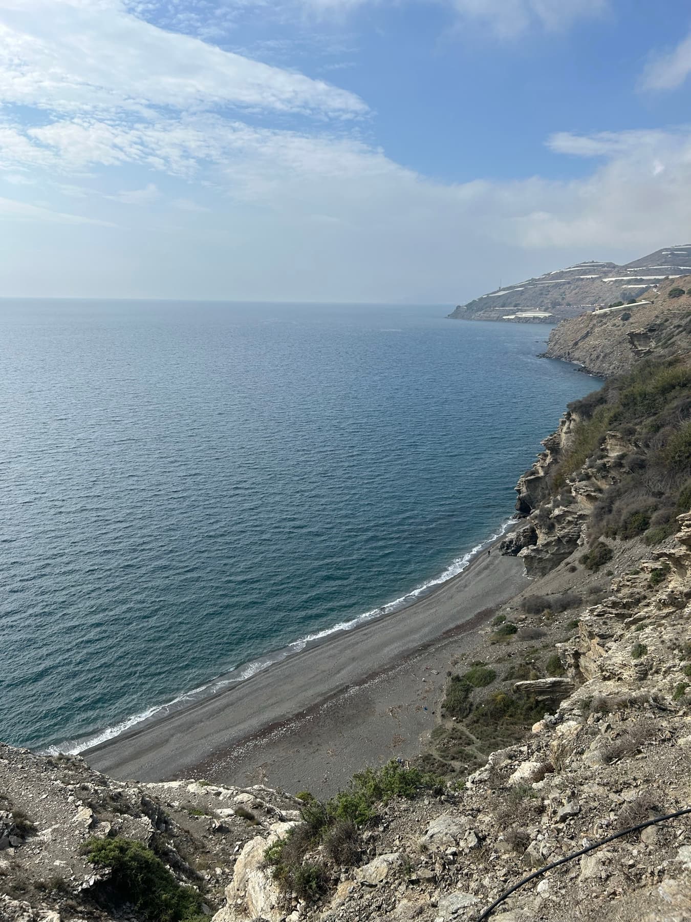 Acantilado sobre una playa del sur