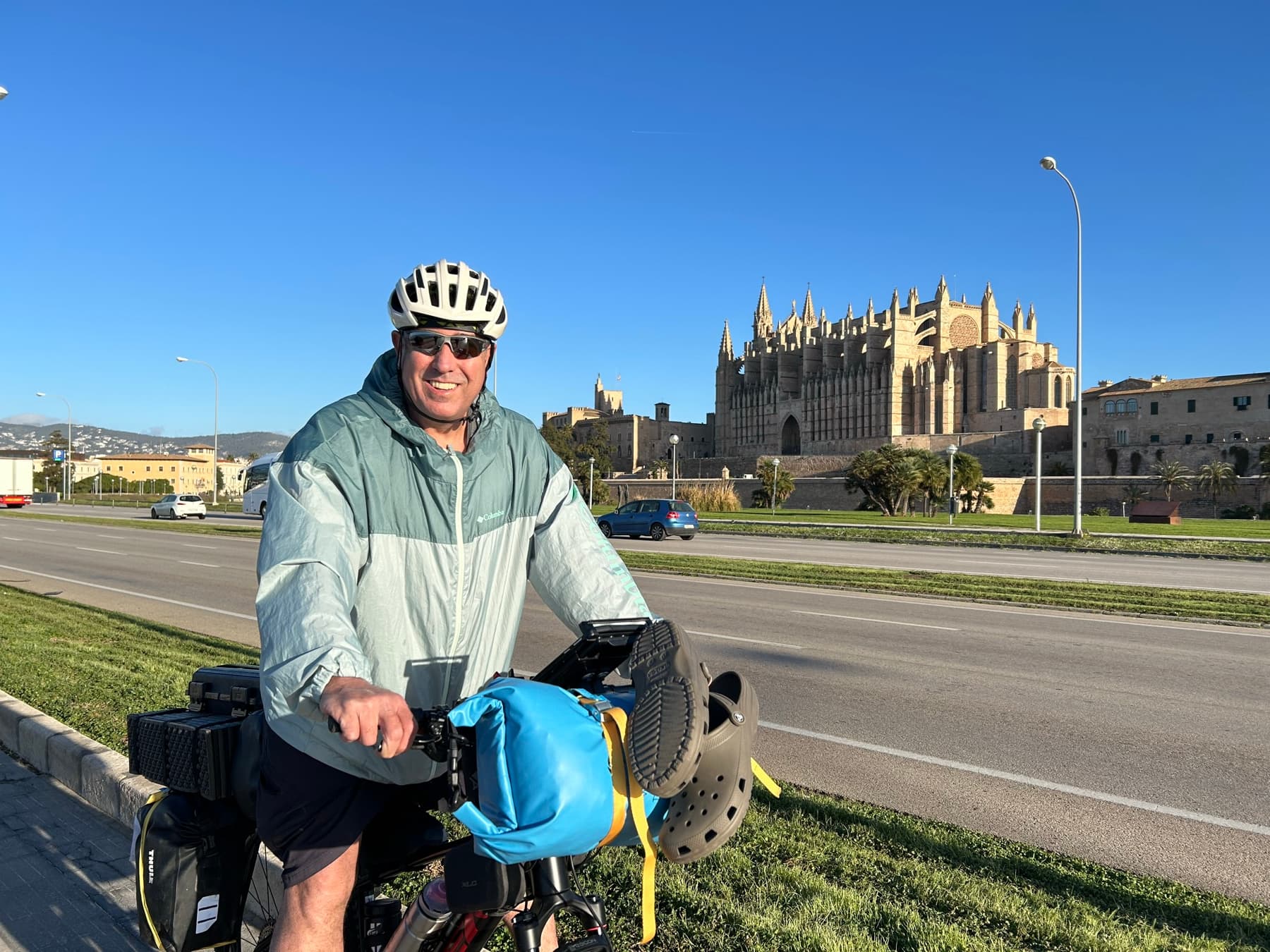 Ángel con la bicicleta frente a la catedral de Palma