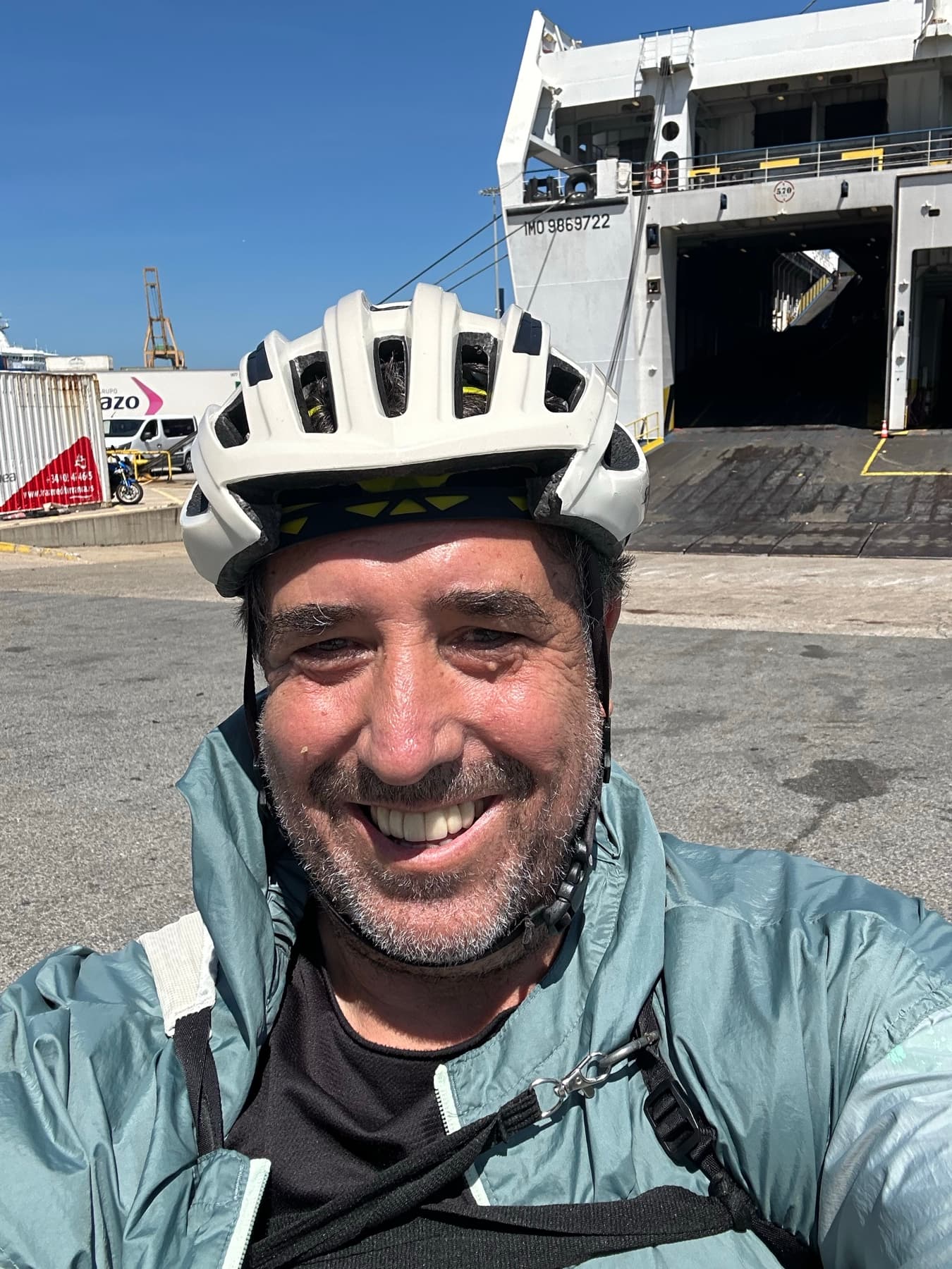 Ángel con casco junto a un ferry en el puerto