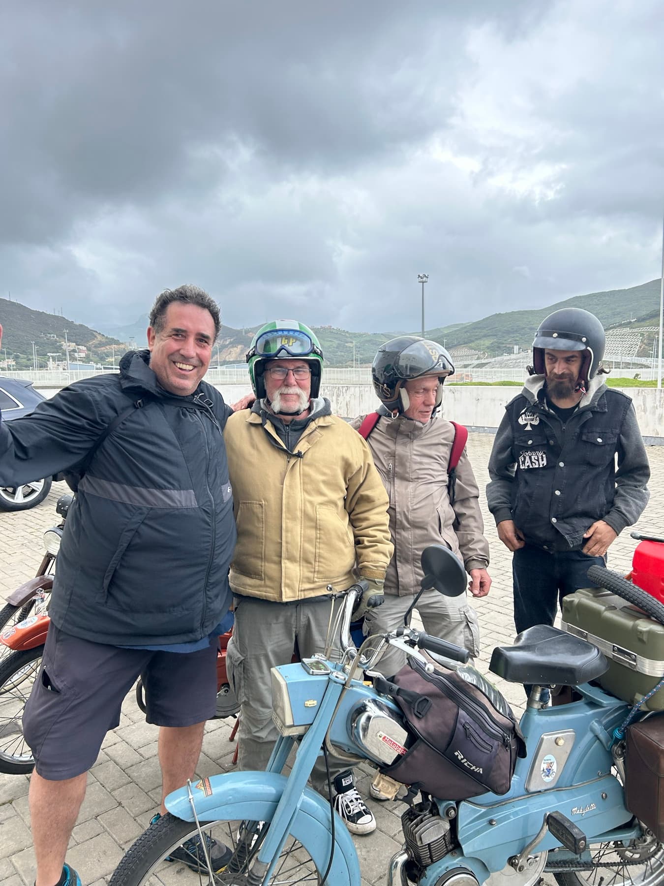 Ángel junto a un grupo de viajeros en moto