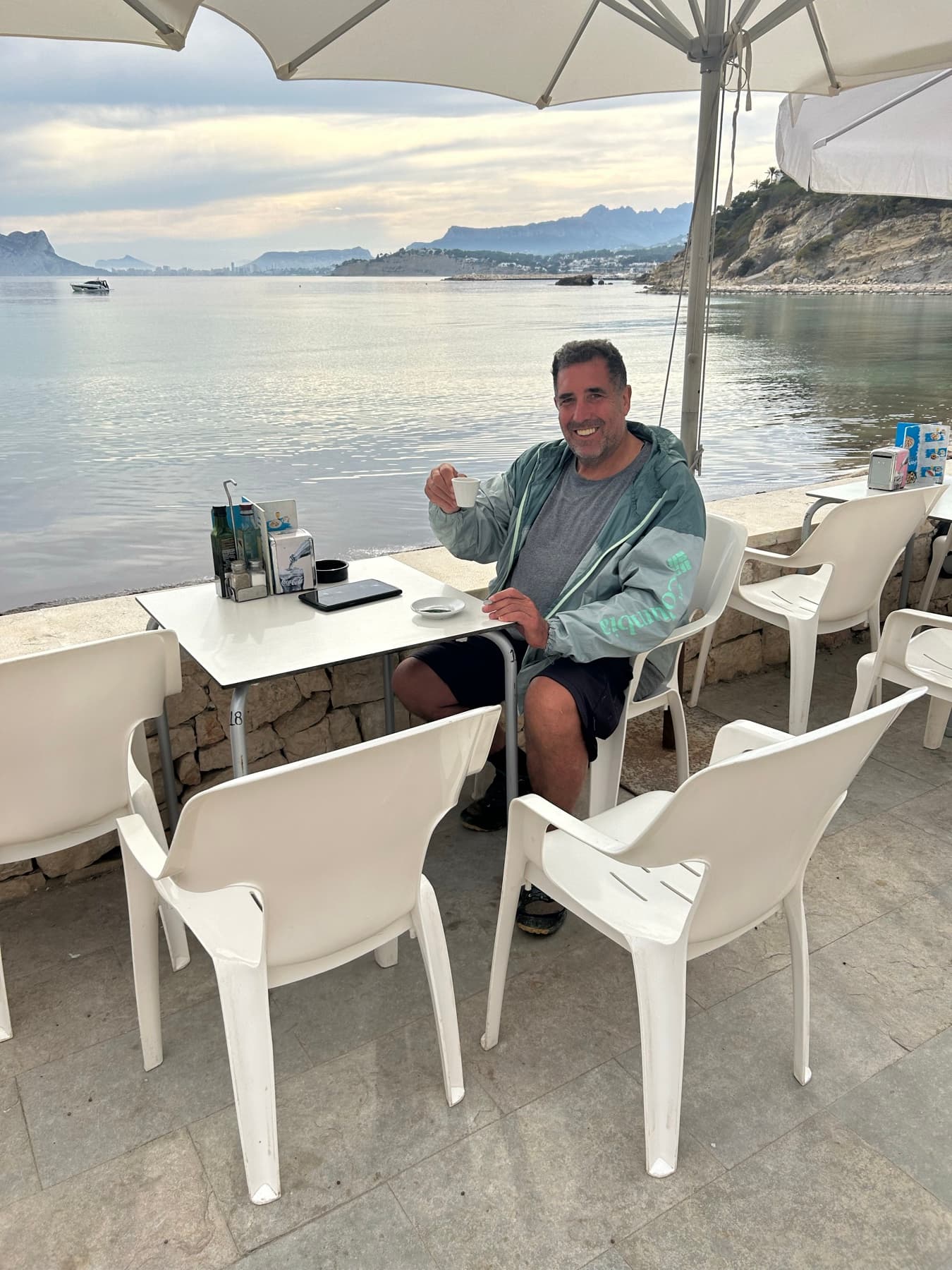 Ángel sentado en una terraza junto al mar
