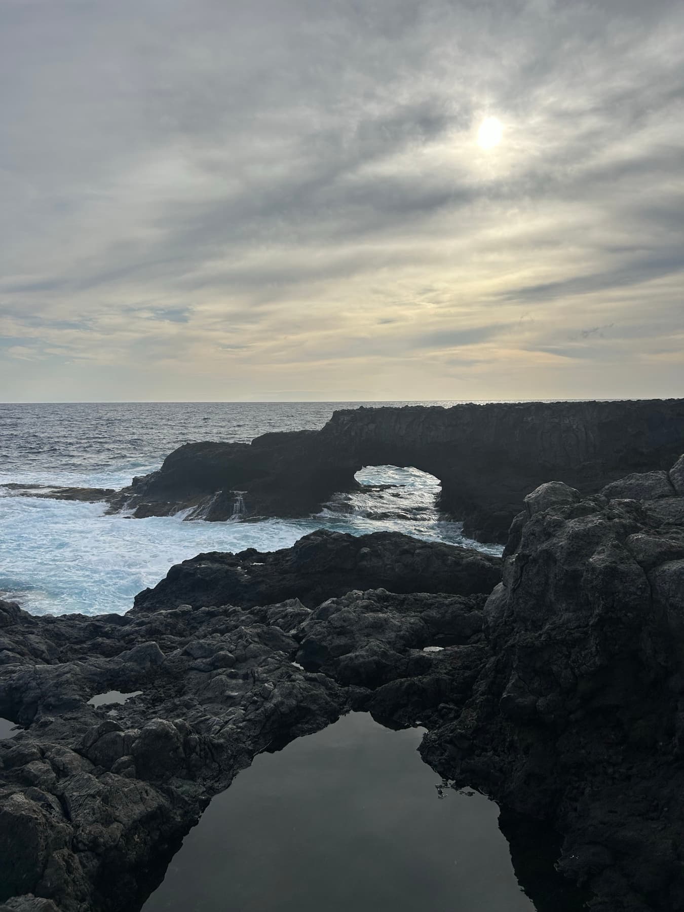 Arco de lava sobre el mar