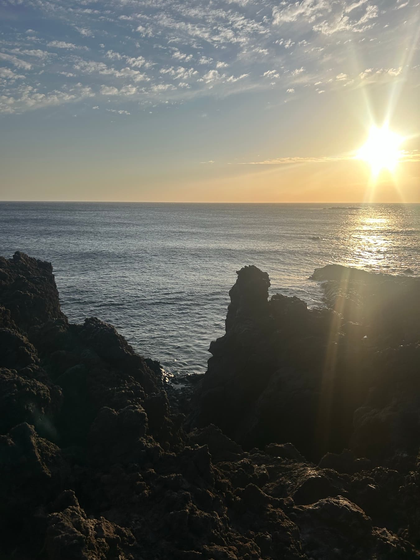 Atardecer sobre un roque y el mar