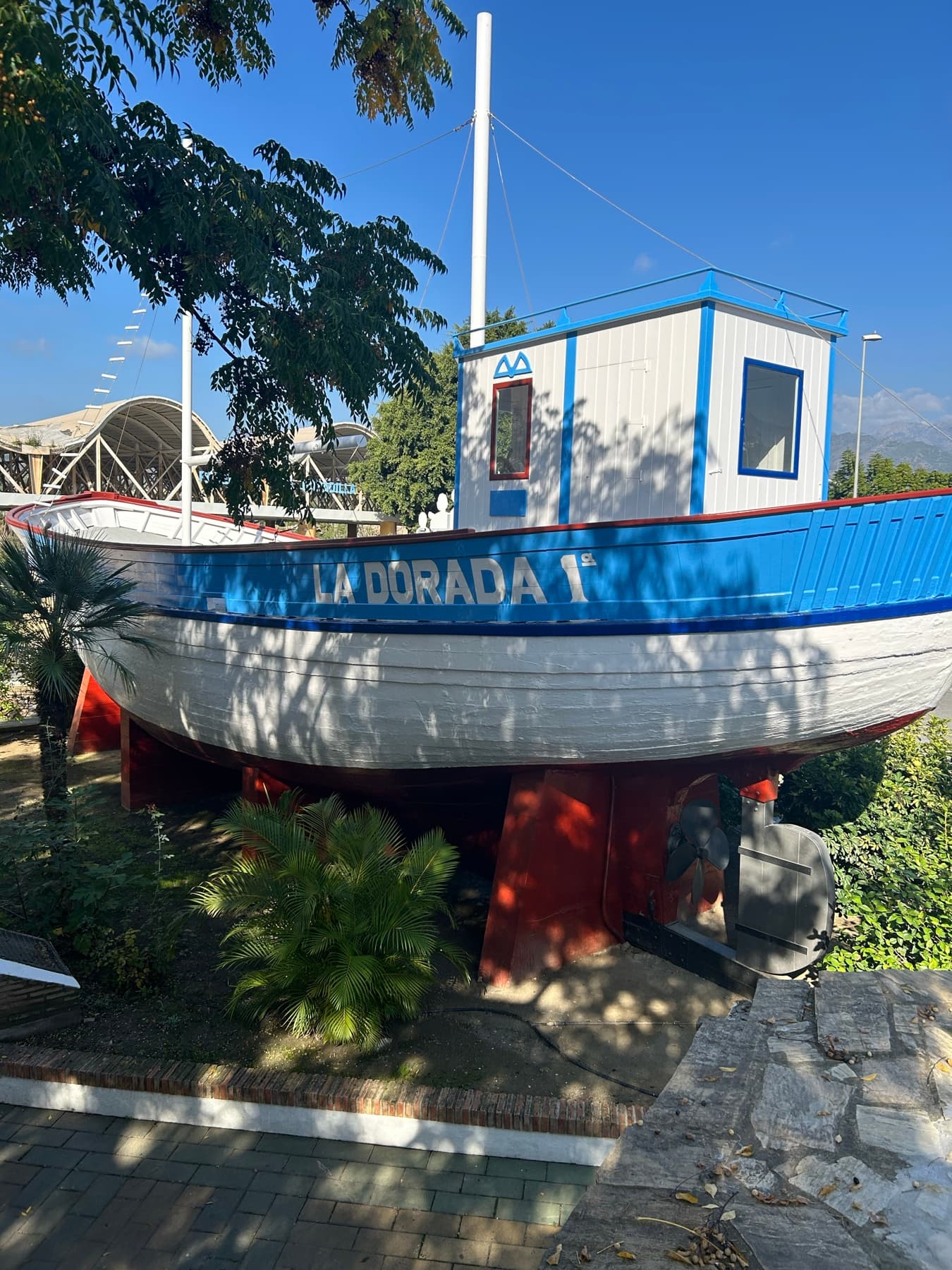 Barco azul La Dorada colocado en tierra