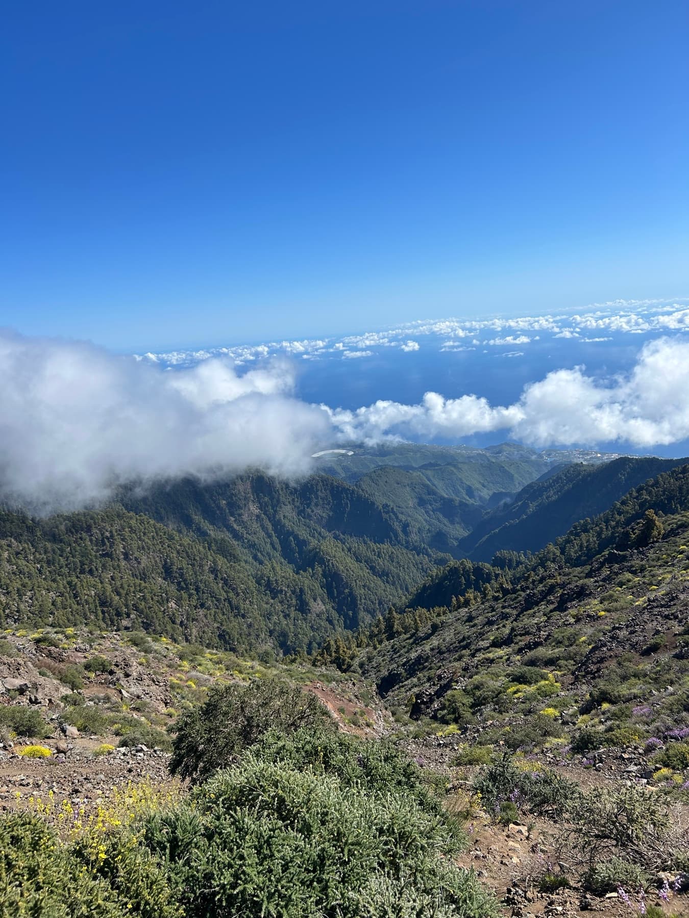 Barranco de montaña con nubes al fondo