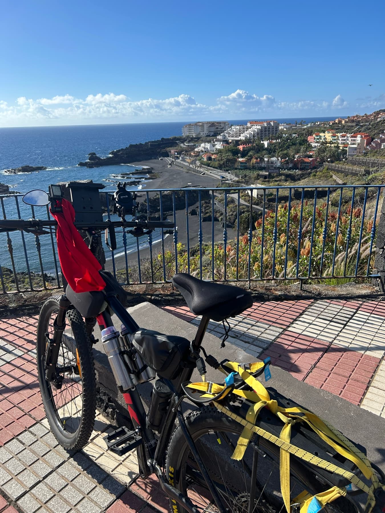 Bicicleta en un mirador sobre la costa canaria