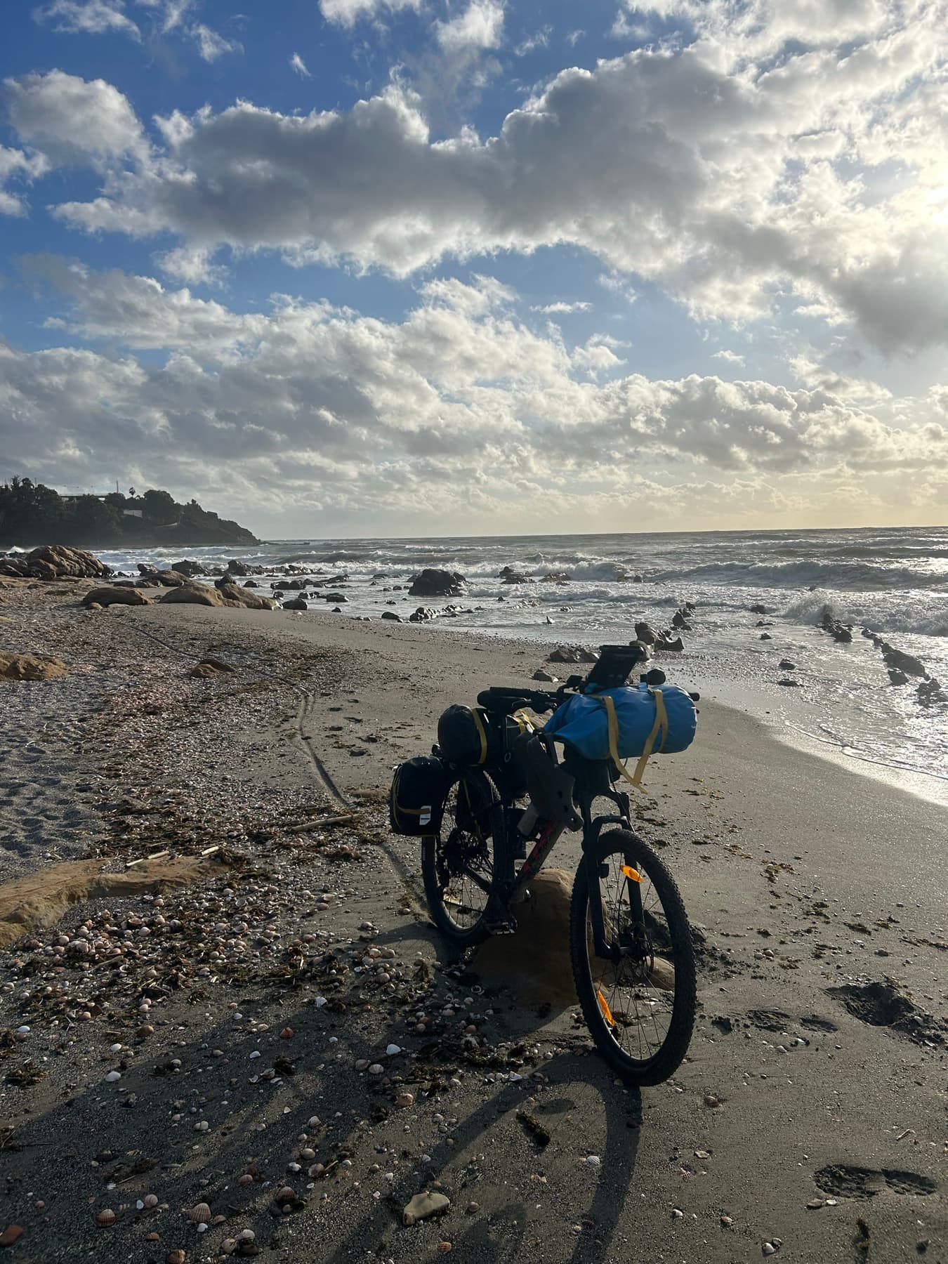 Bicicleta frente a una playa con oleaje