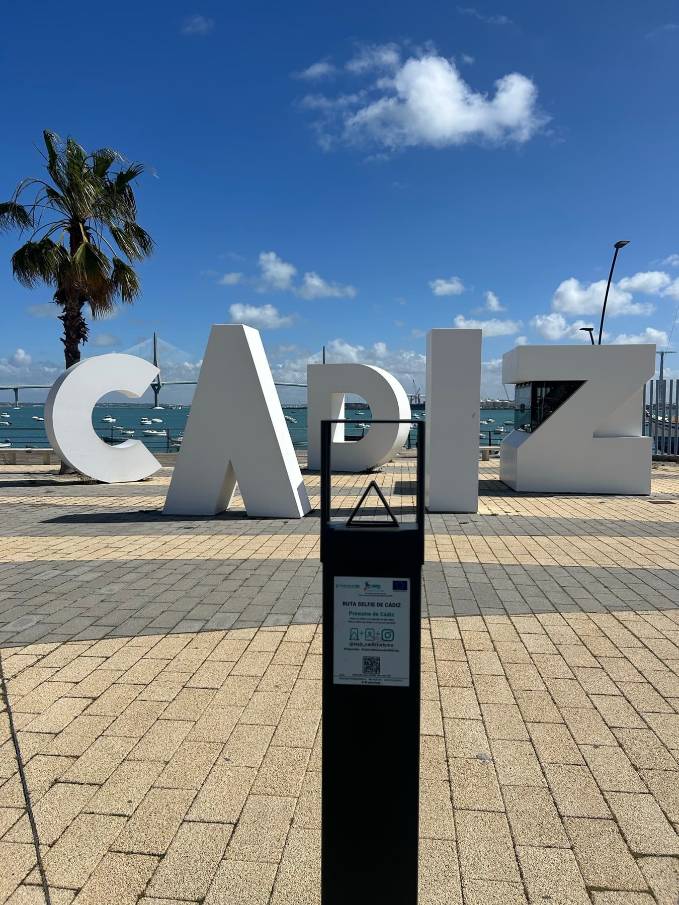 Bicicleta junto a las letras de Cádiz