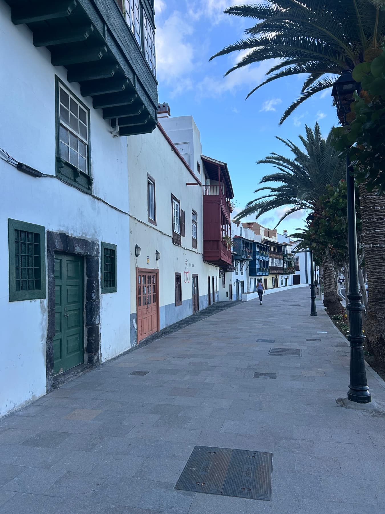 Calle tranquila con casas de colores en una isla canaria