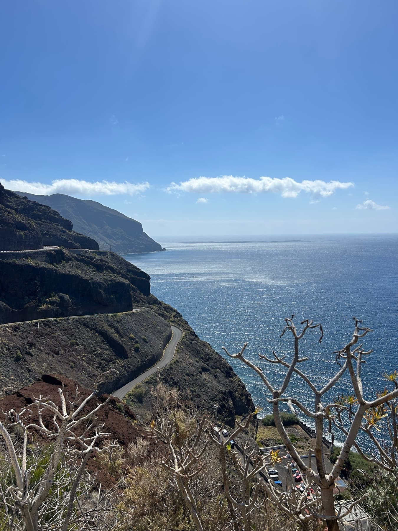 Carretera sobre acantilados junto al mar