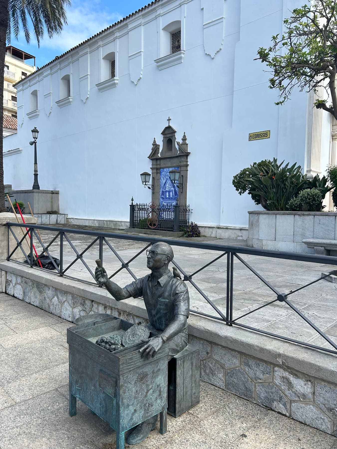 Escultura en una plaza de Ceuta