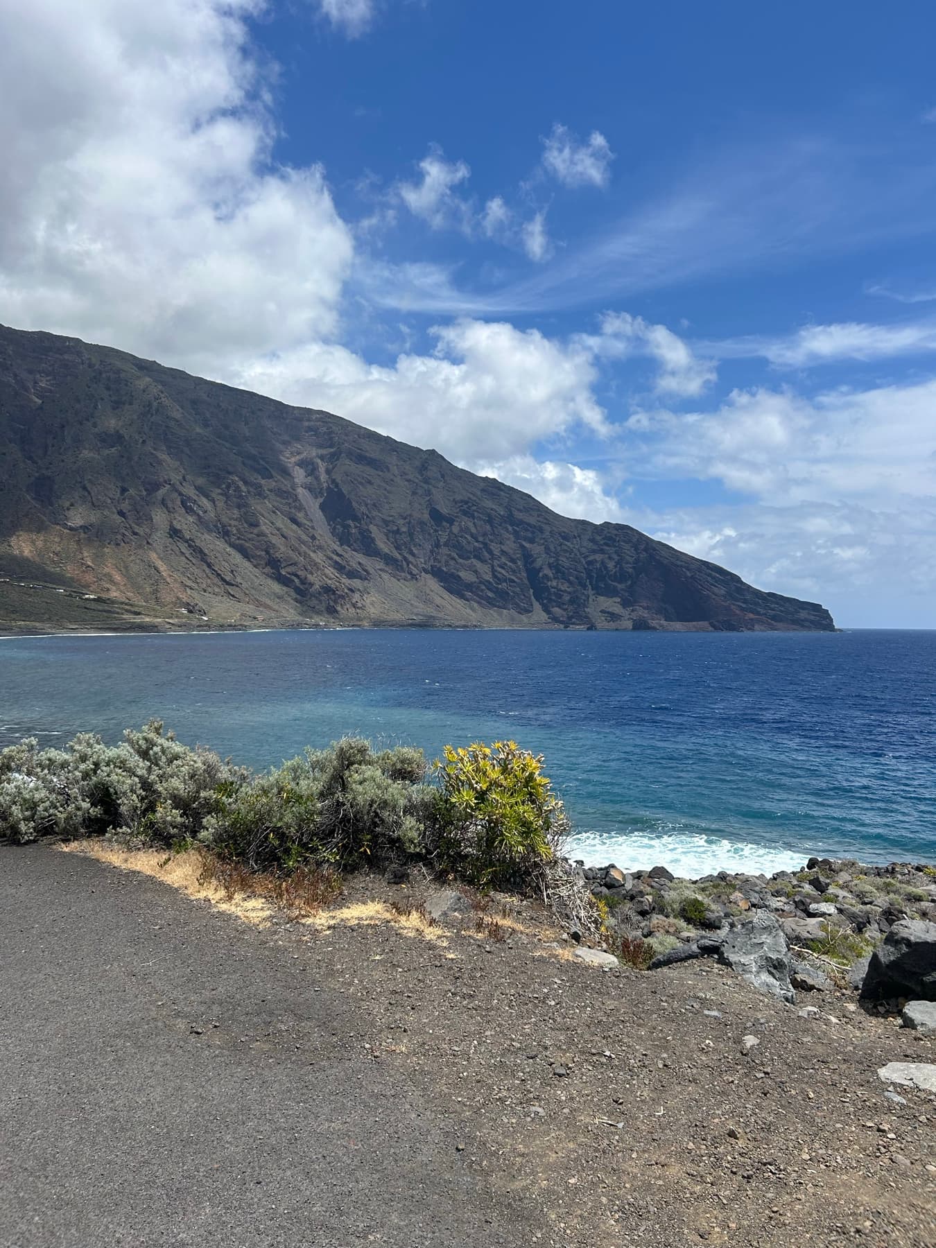 Costa de El Hierro con mar abierto