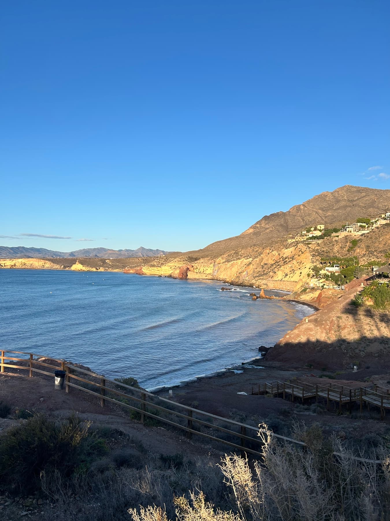 Acantilado dorado sobre una playa del sur