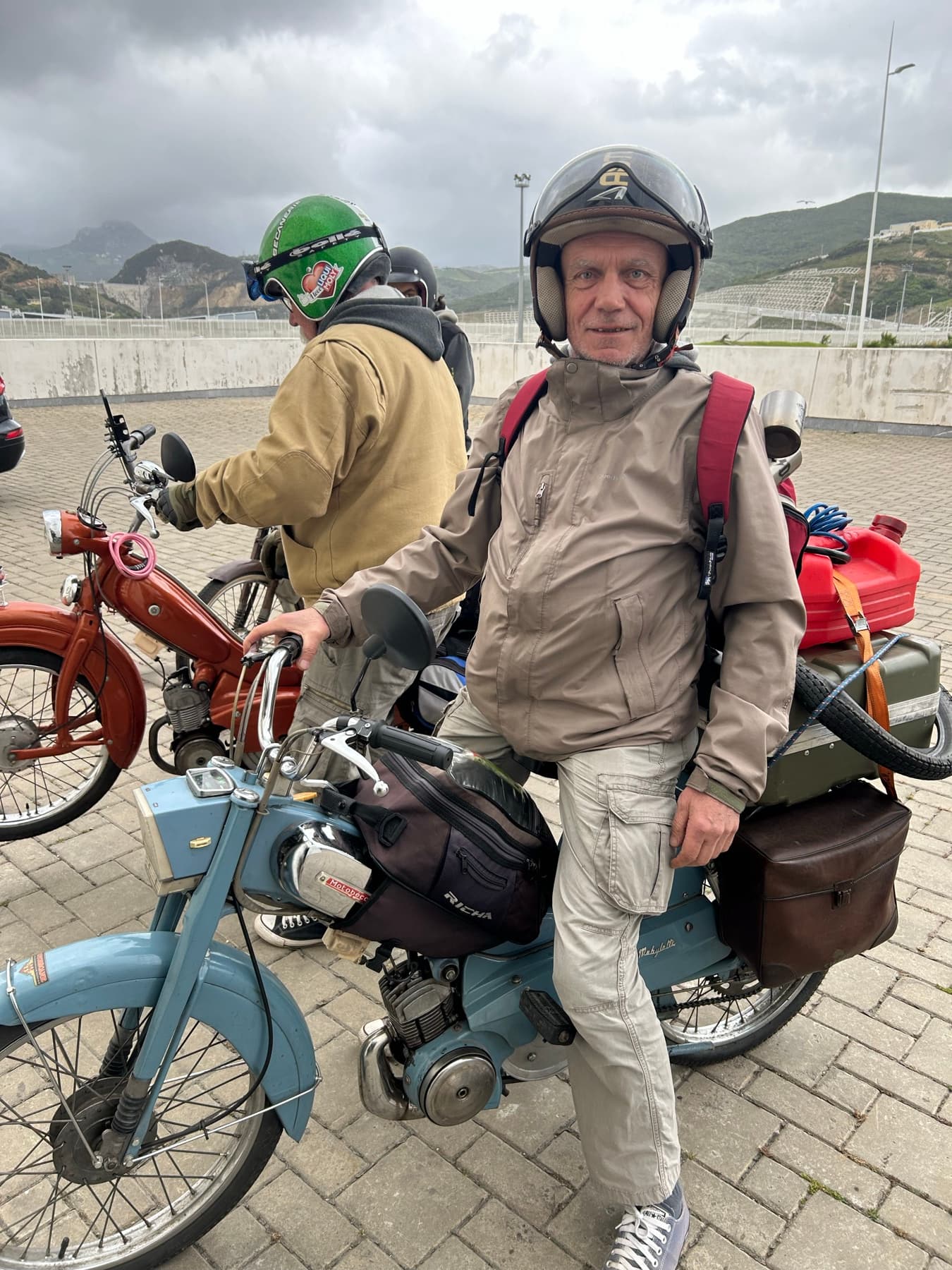 Viajeros con motos clásicas durante una parada