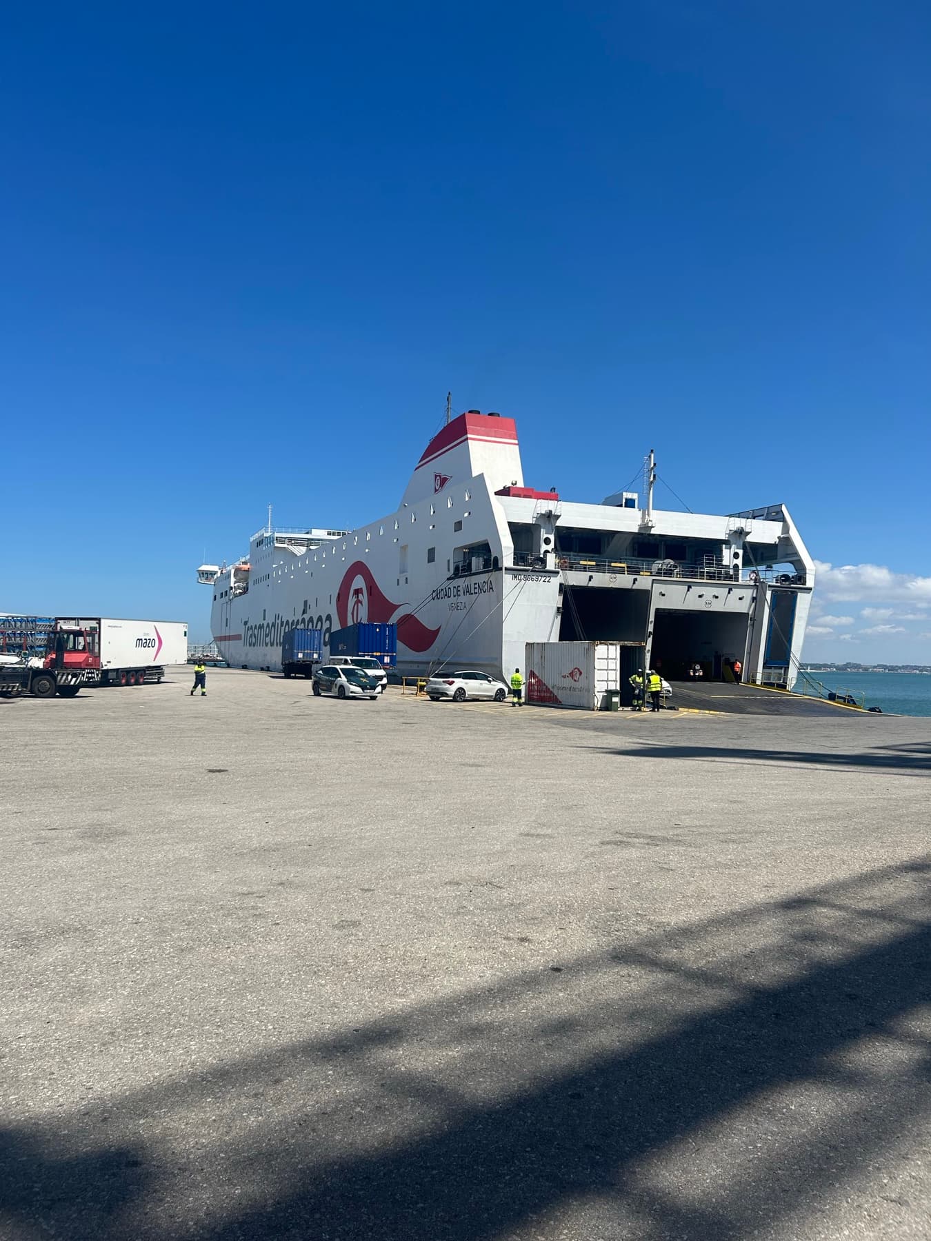 Ferry con la rampa abierta en el puerto
