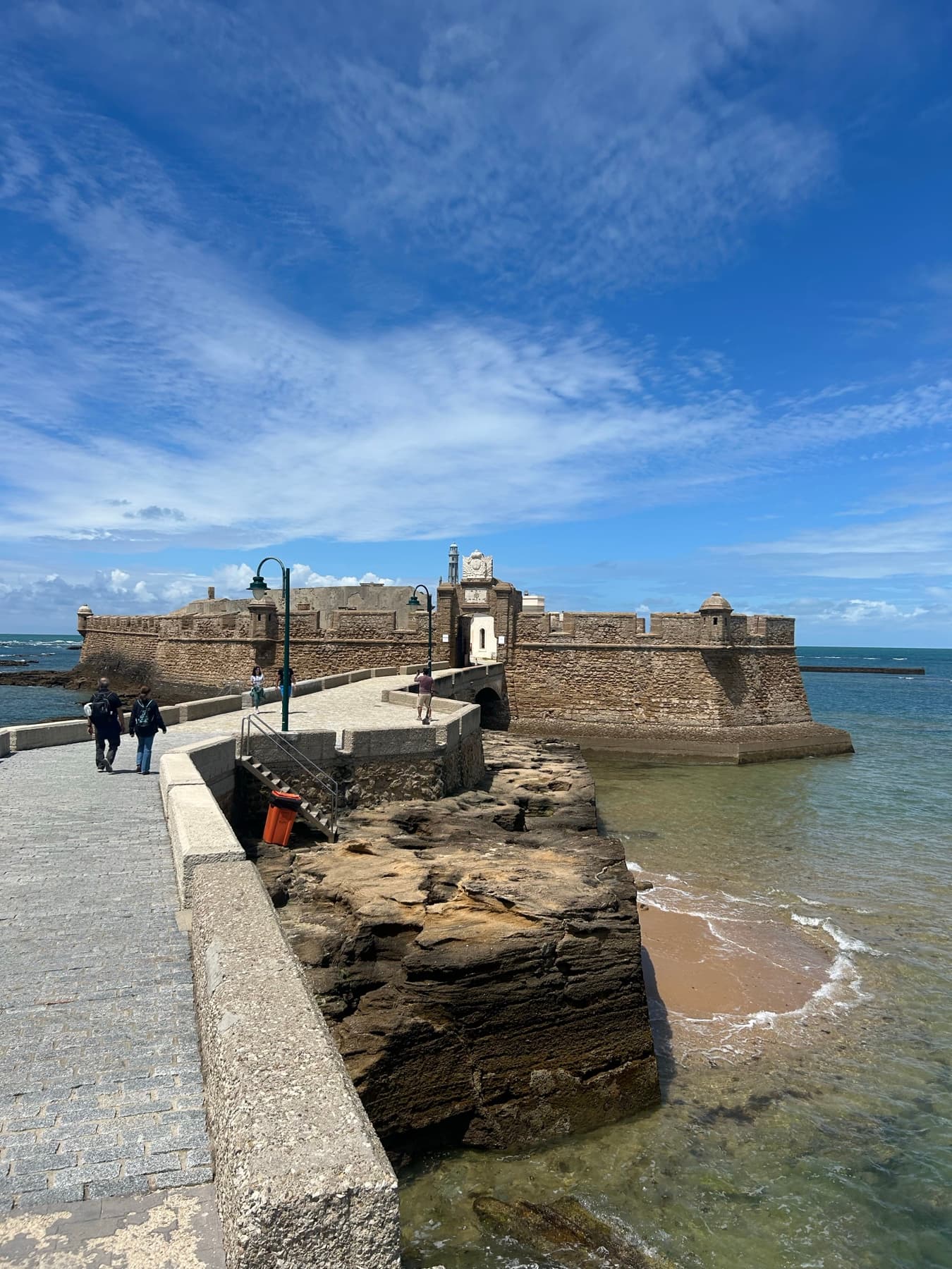 Fortaleza de Cádiz junto al mar