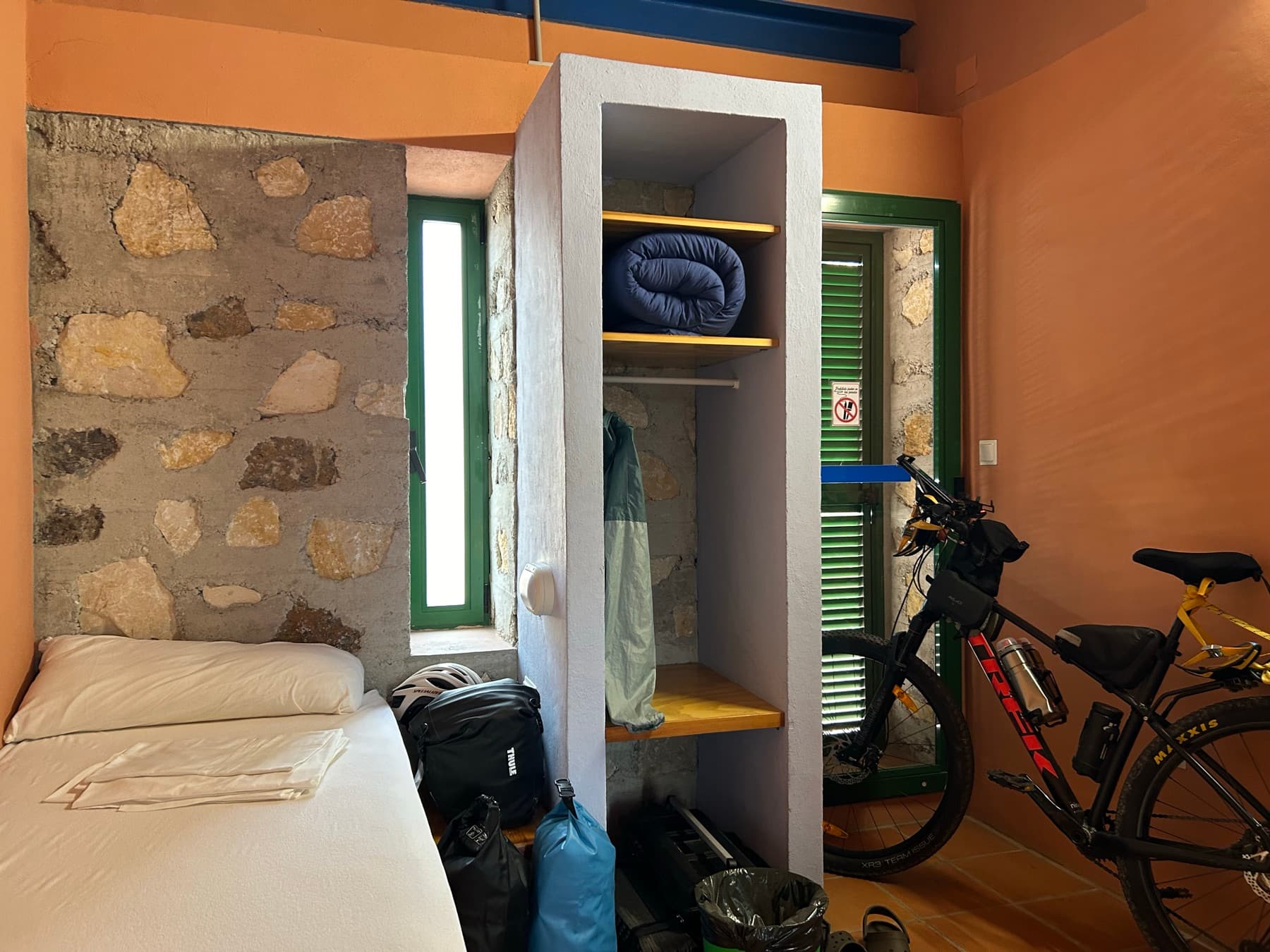 Habitación con la bicicleta dentro y equipaje preparado
