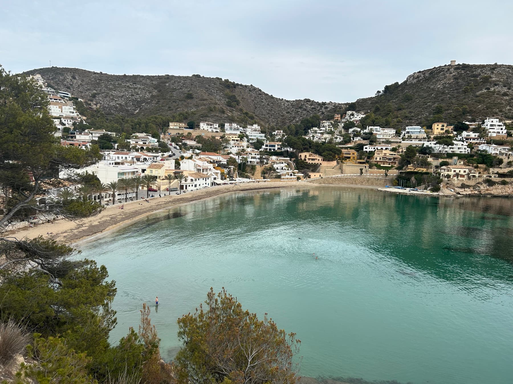 Pueblo costero alrededor de una cala en Mallorca