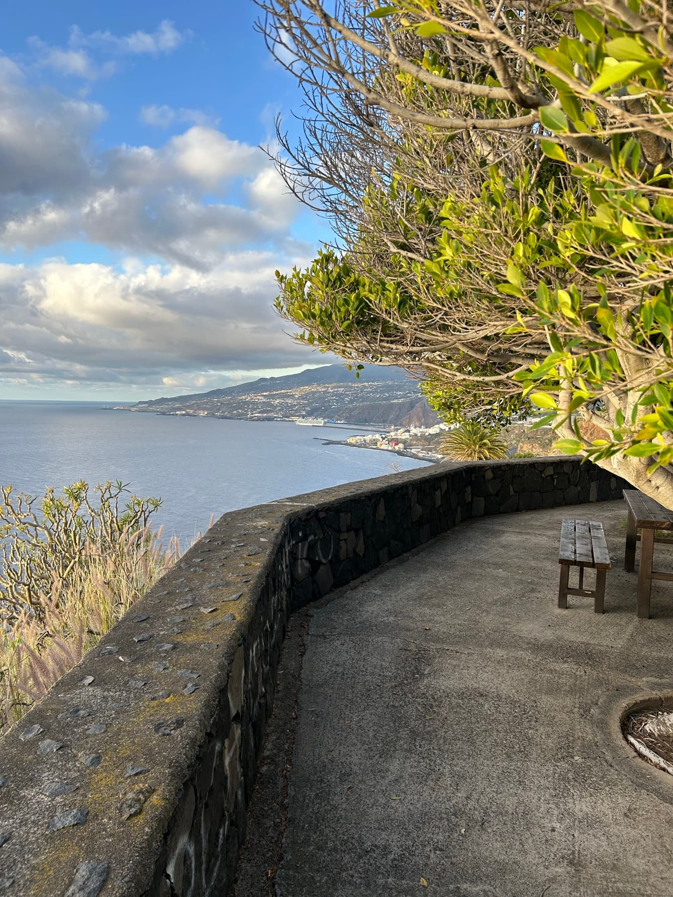 Banco en un mirador sobre la costa canaria