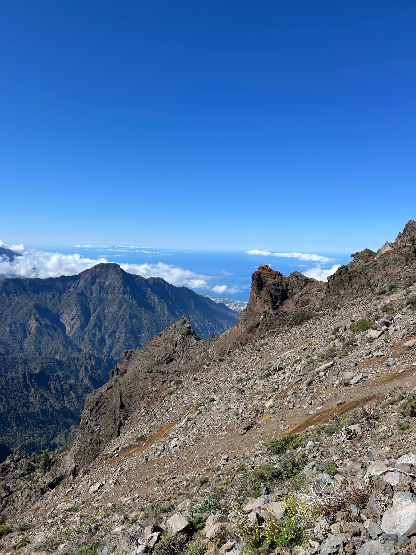 Montañas rojizas y mar al fondo