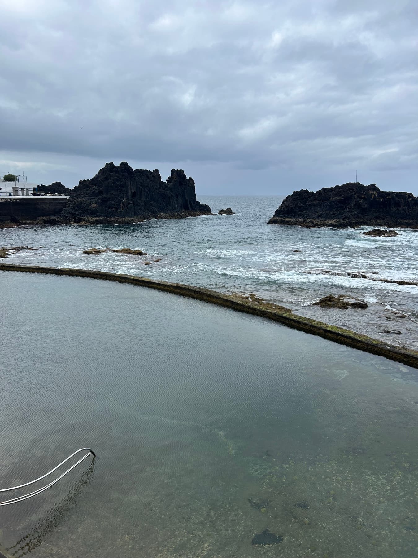 Piscina natural entre rocas negras