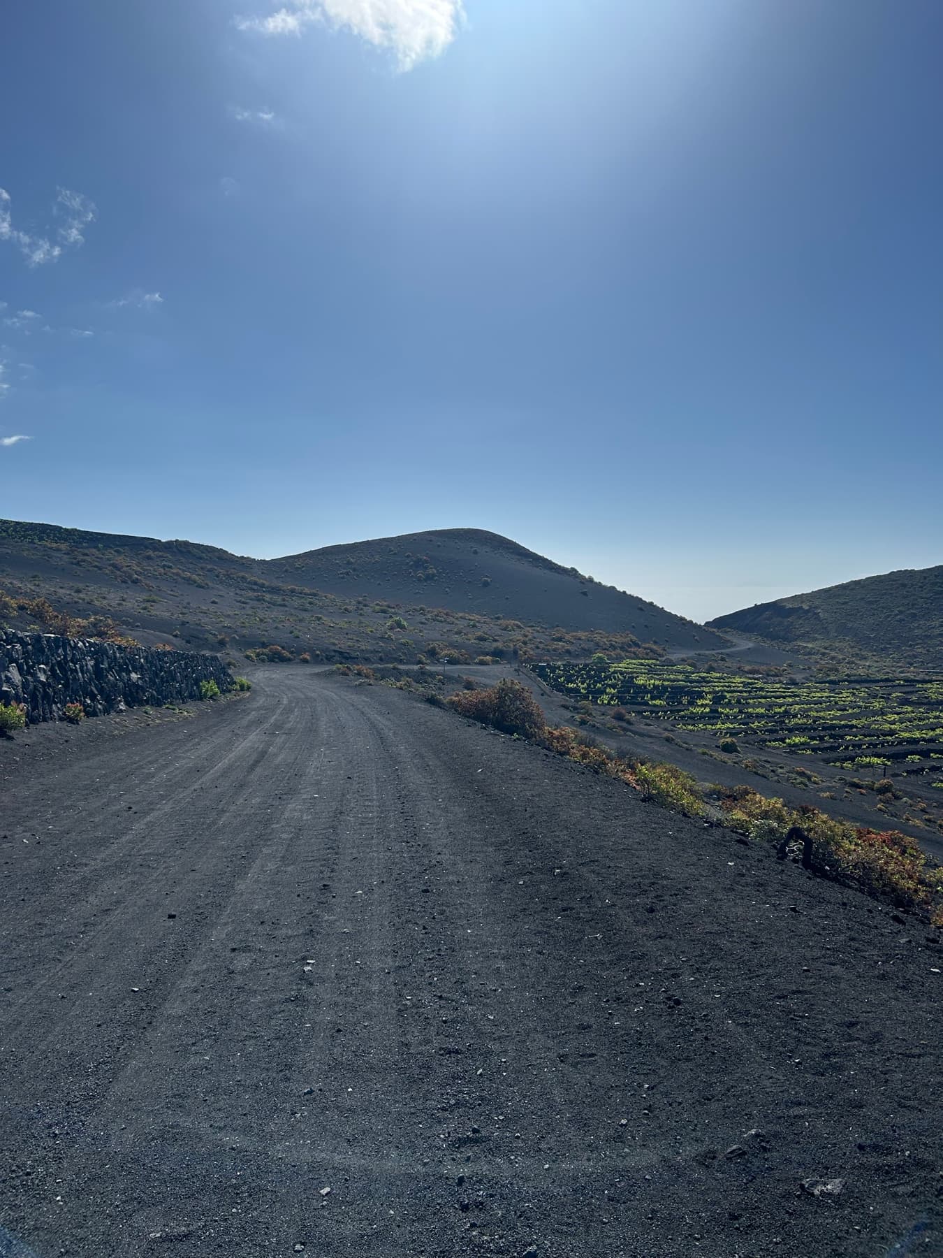 Pista negra atravesando un paisaje volcánico