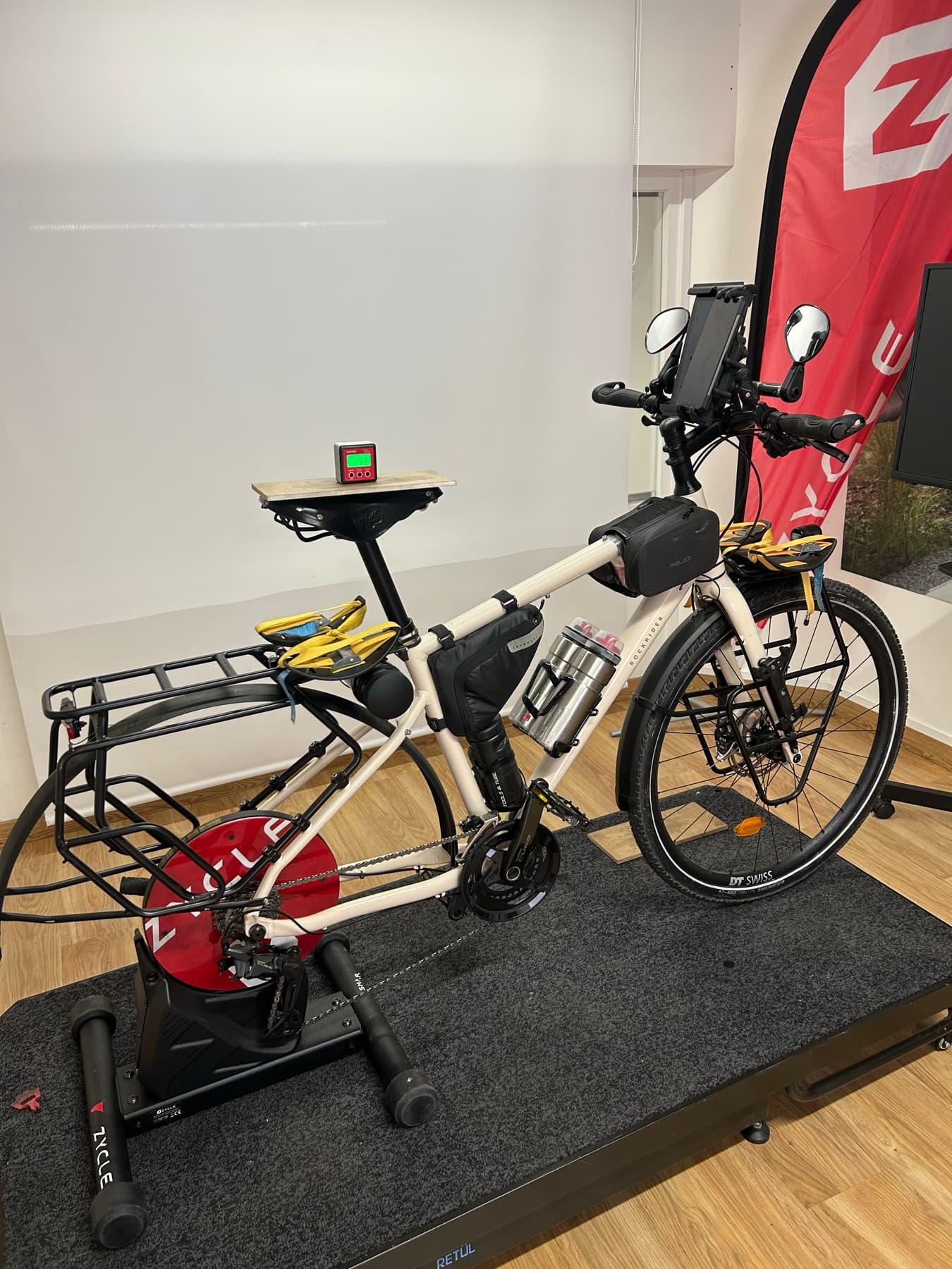 Bicicleta preparada sobre un rodillo de entrenamiento