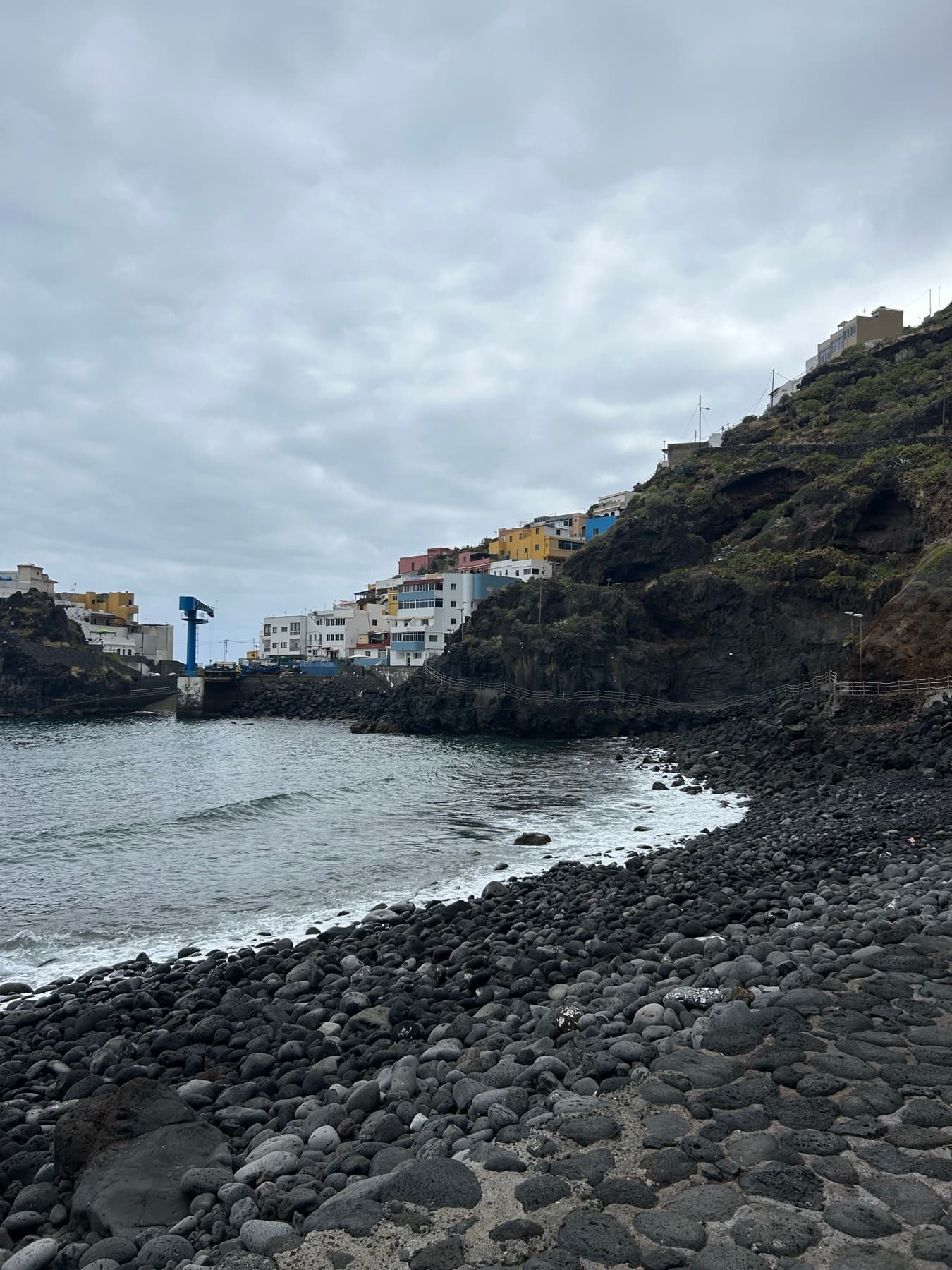 Pueblo costero entre roca negra y mar