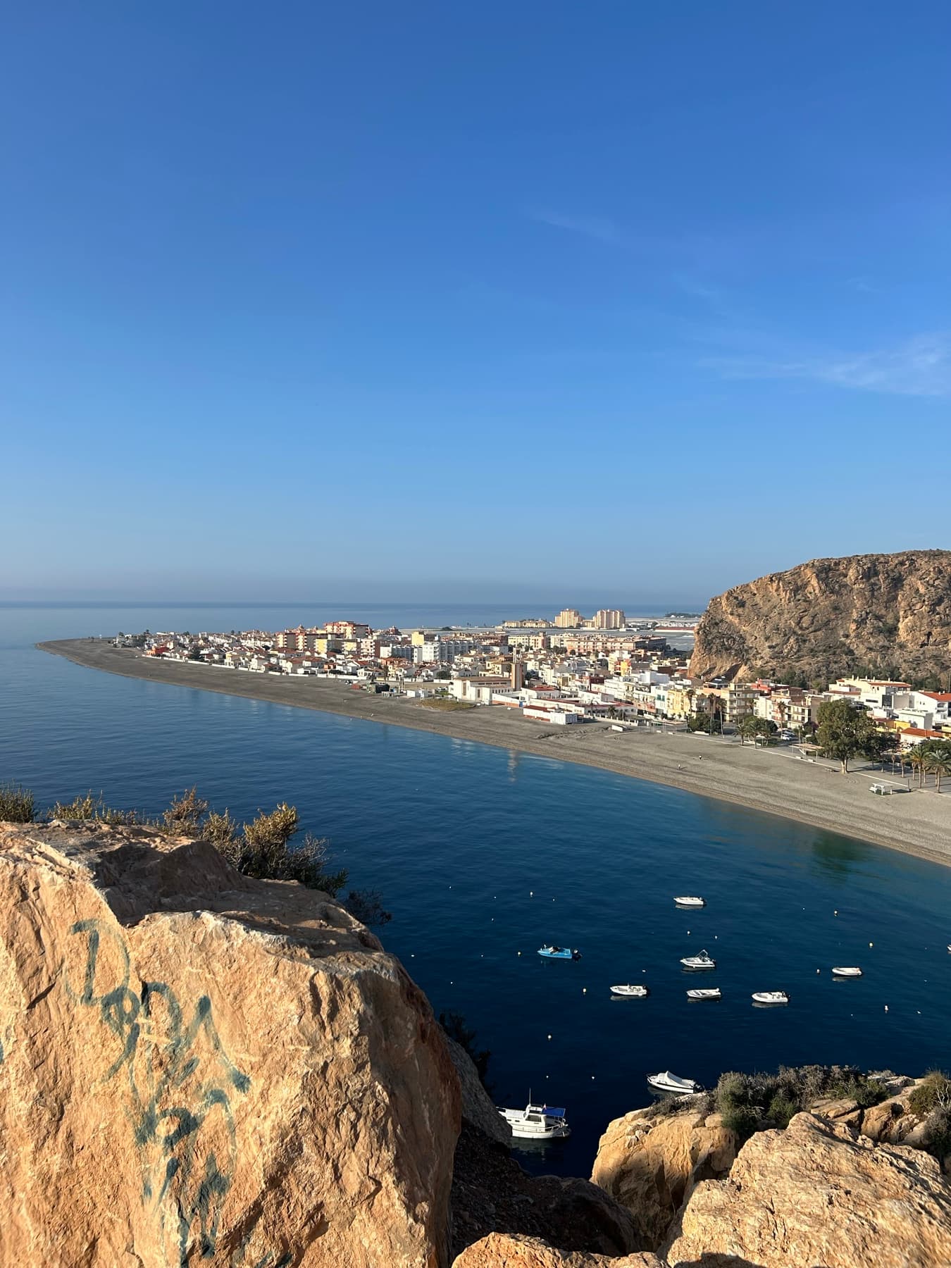 Pueblo costero entre playa y acantilado