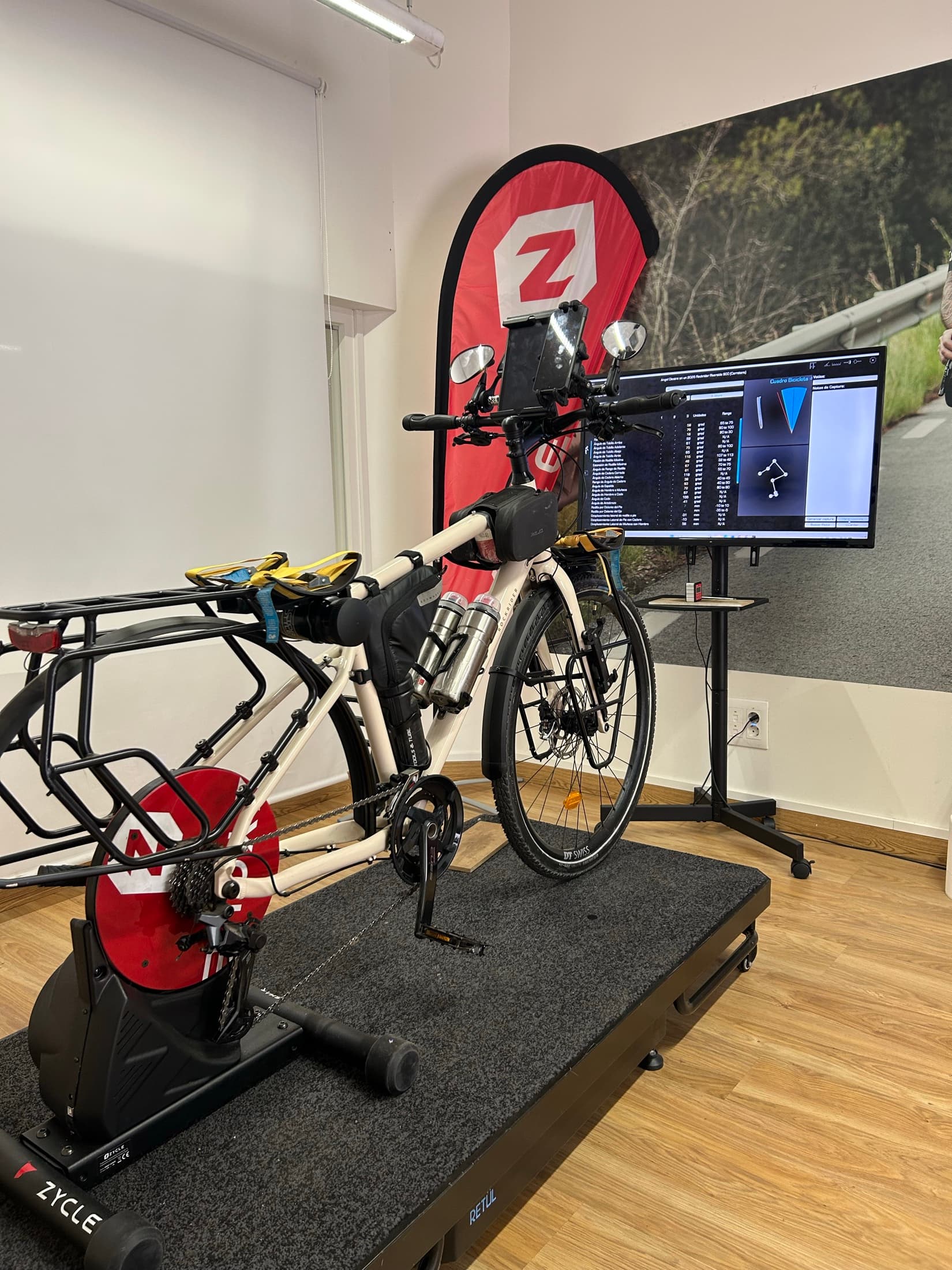 Bicicleta en un estudio de ajuste con una pantalla de medidas