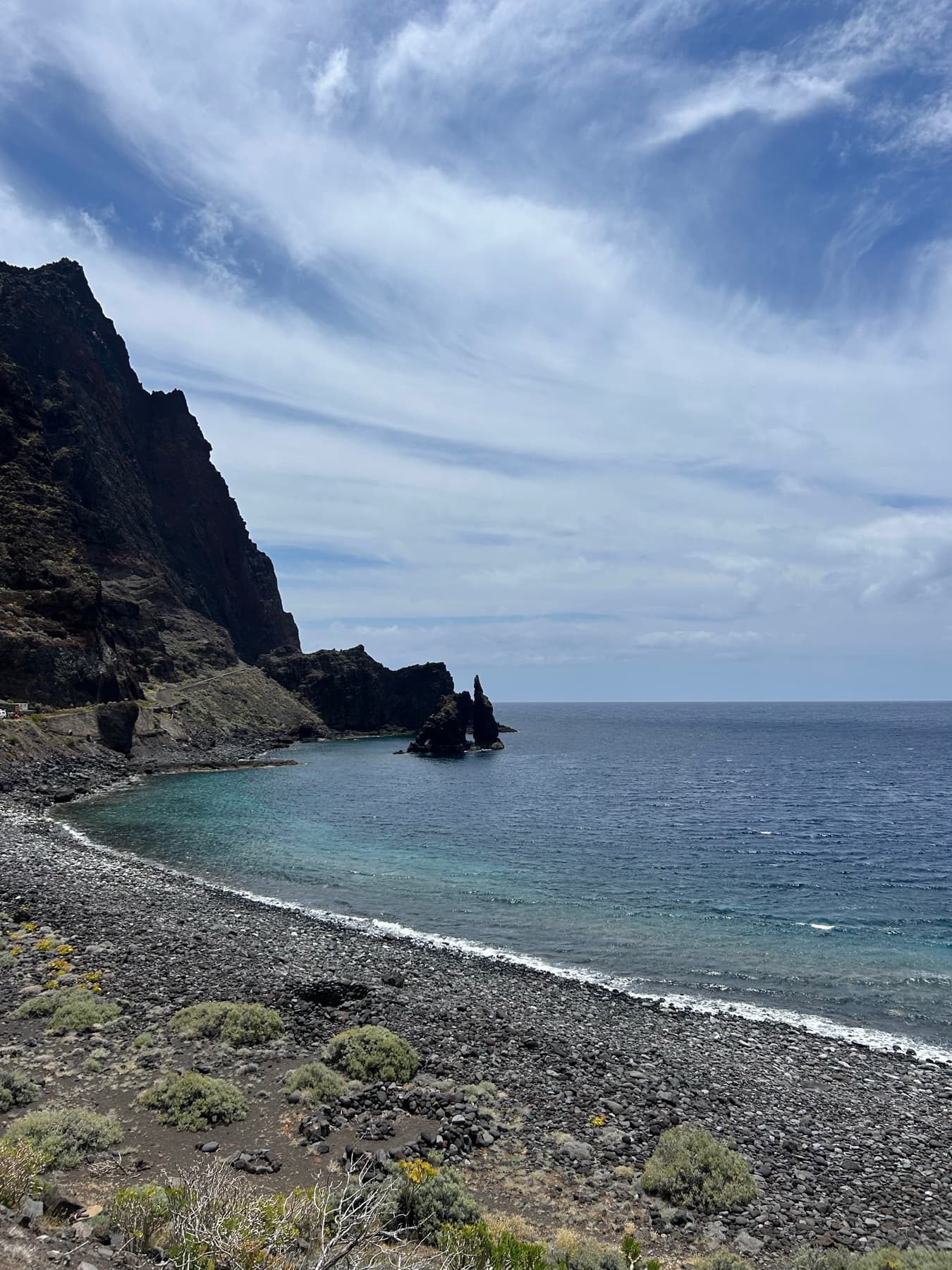 Roca volcánica junto al mar en Canarias