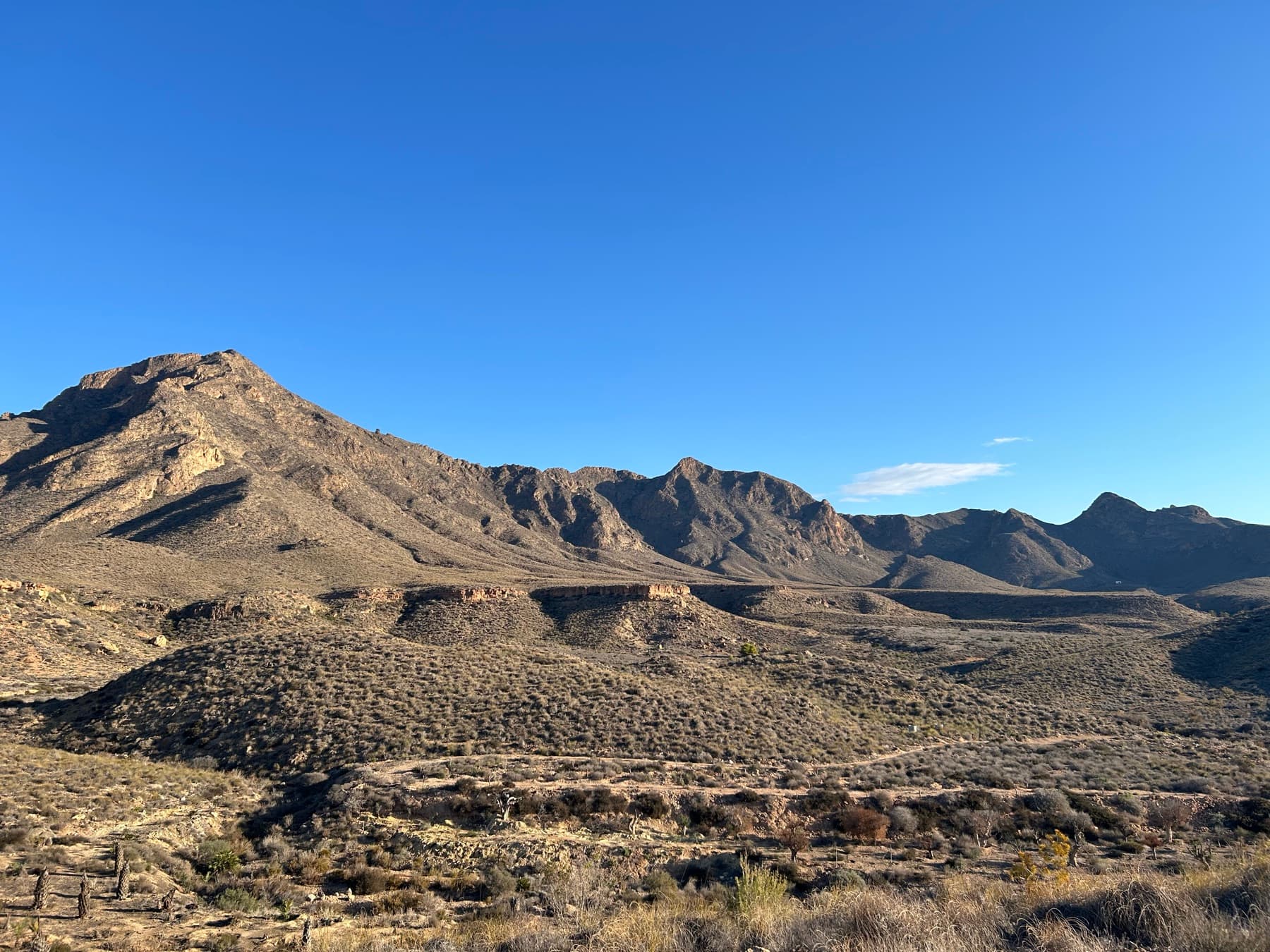 Paisaje de sierra árida cerca del mar