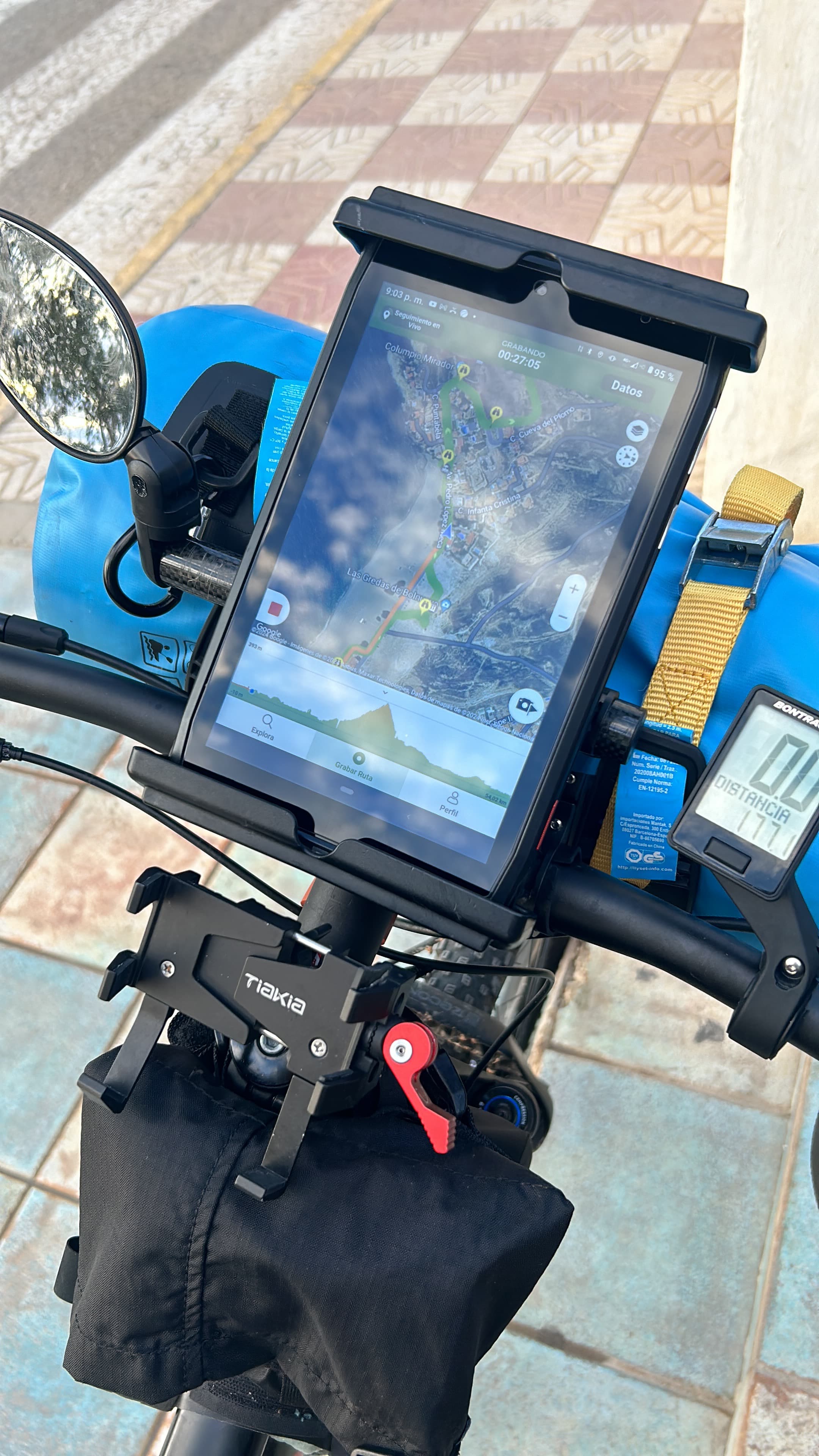 Tablet con la ruta colocada en el manillar de la bicicleta